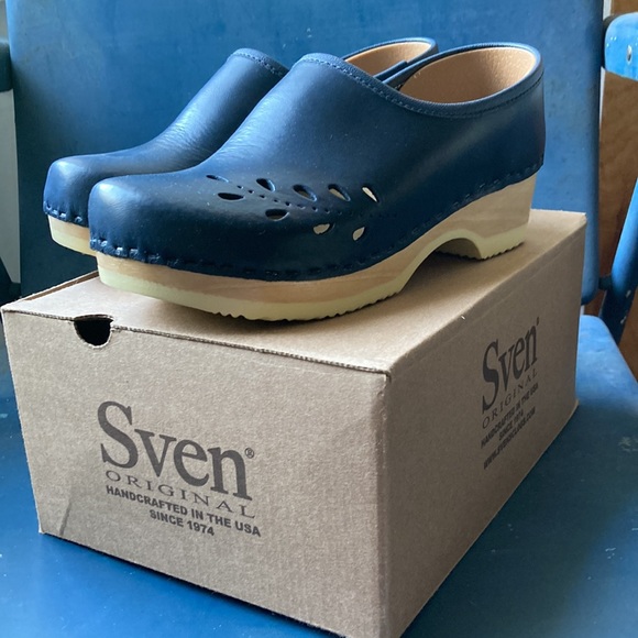Sven Shoes - NIB unworn Sven fullback clog with floral punch navy leather size 36